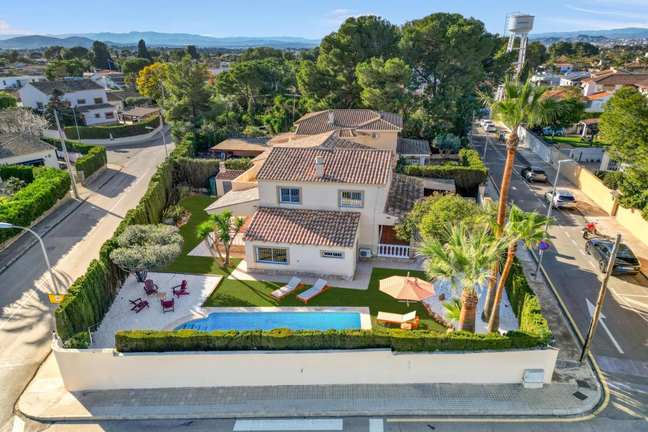 Cozy Winter Villa near Valencia Cinema BBQ Garden - B&B L'Eliana