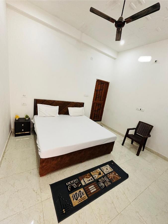 AANANDA KUTIR PALACE-800 meter from SHREE RAM TEMPLE - B&B Ayodhya