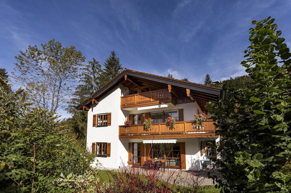 Apartment with Mountain View