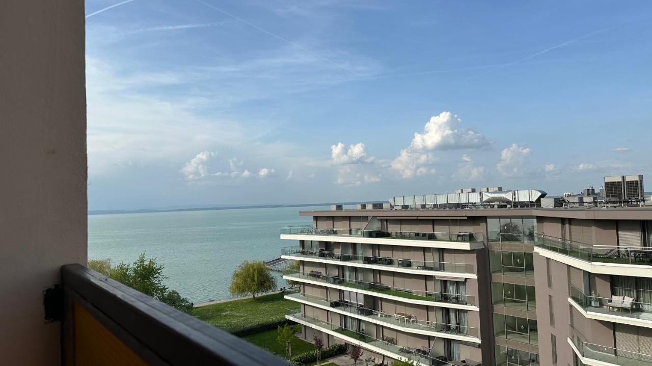 Aranypart Fészek Apartman - Bed and Breakfast Siófok