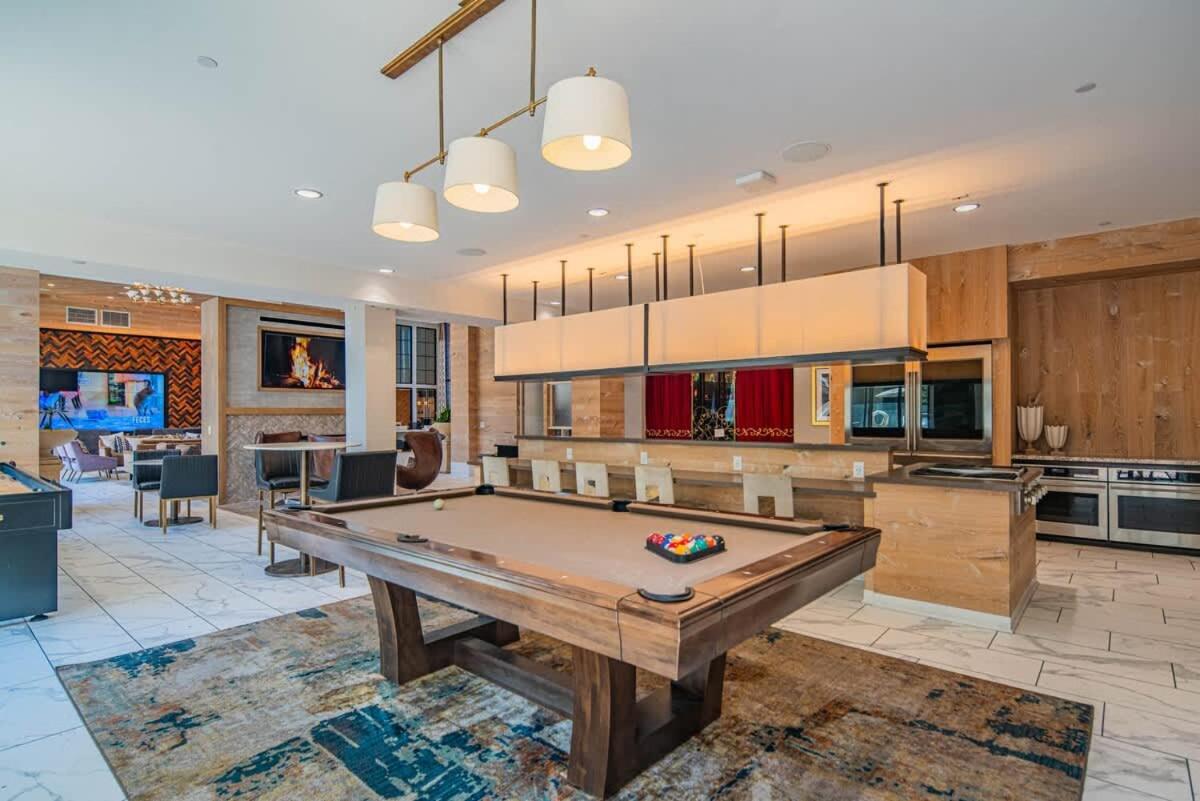 Serene 1BR Uptown Biltmore Gym Pool Parking WD - B&B