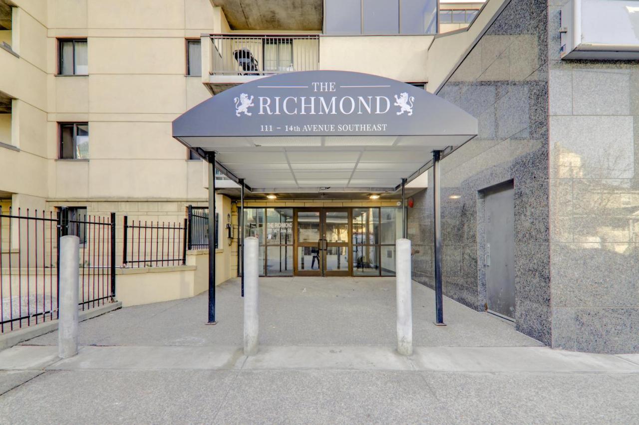 Spacious Top Floor at Stampede w Free Parking and AC - B&B