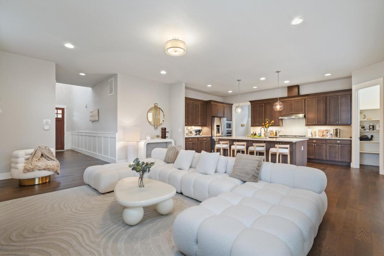 Luxury Home, 5BR, 4BT, Near Portland DT, Game Room, Nature Trails - Chambres d'hôtes Portland