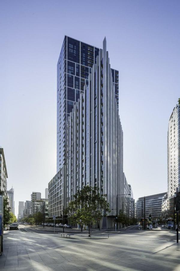 High-Rise 2BR Luxury Apartment NYC-Inspired Design with Pool Gym Parking and Waterfront Views - Ferienwohnung Melbourne