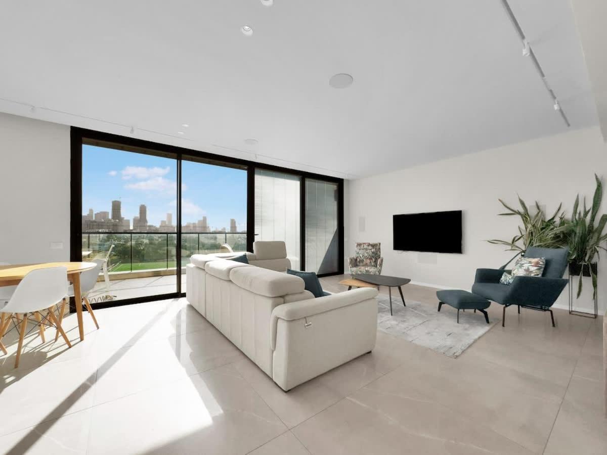 Parkside Luxe with Skyline Views - B&B