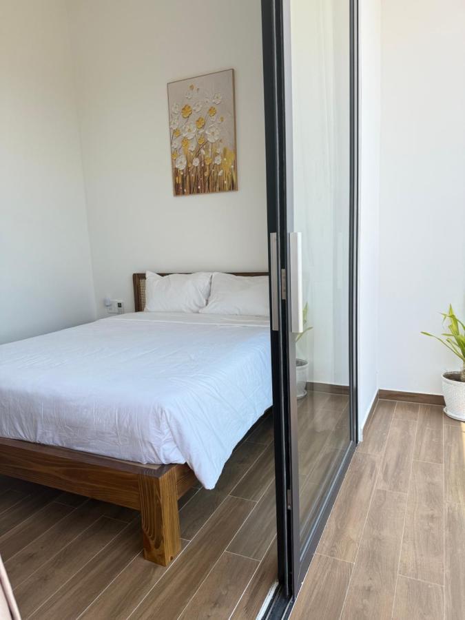 Habitación con cama grande y balcón