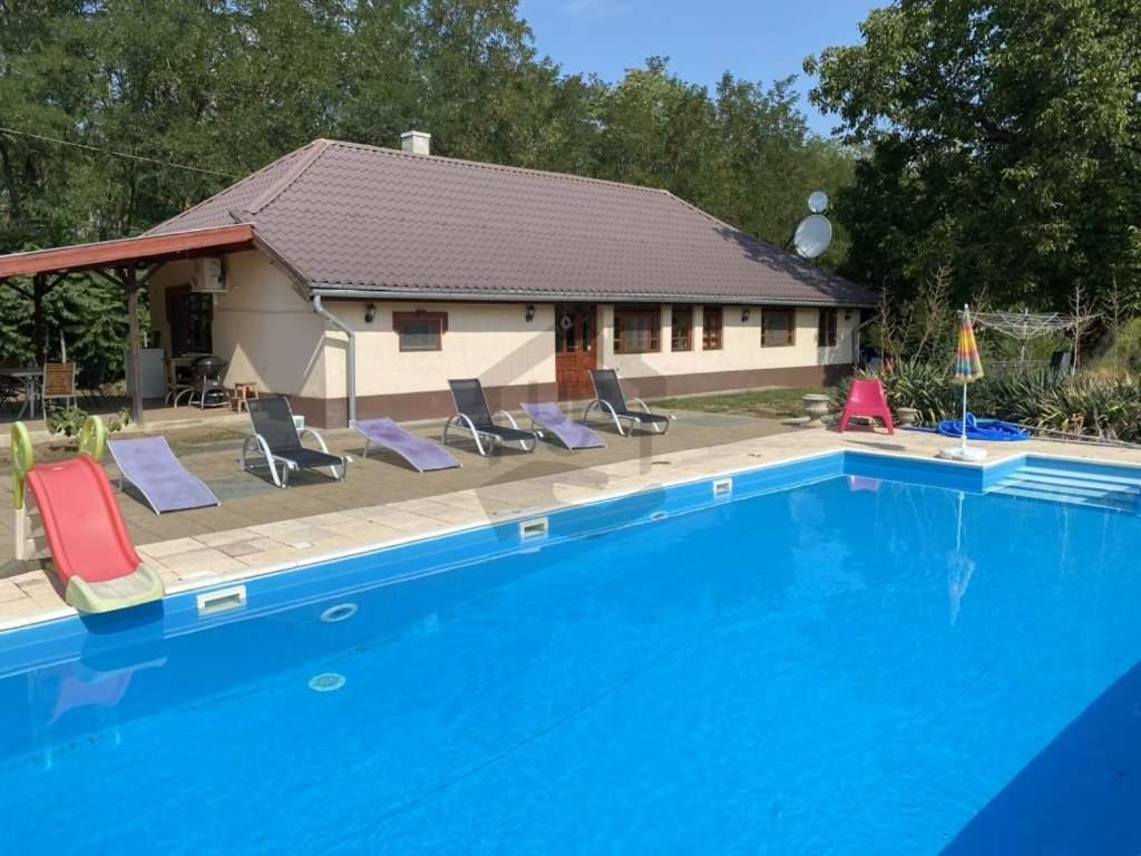 Karina nyaraló medencével - B&B Cserkeszőlő