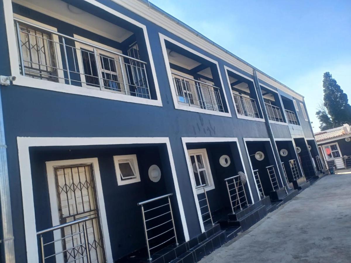 Gold Crown One Bedroom Self-Catering Apartment With Balcony, NetFlix & YouTube - B&B