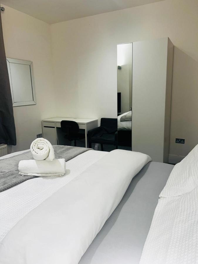 Large 'n' Bright Room - B&B Middlesbrough