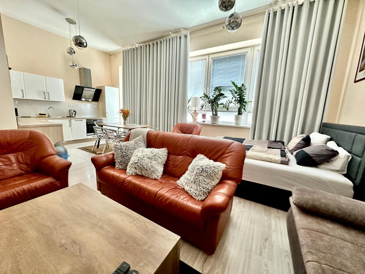 Princess main square apartment - 84 m2 - AC - Balcony - Coffee Machine - Washer - Kitchen - Parking available Free public or Paid Private for 20 euro per stay Please read our emails - B&B Poprad