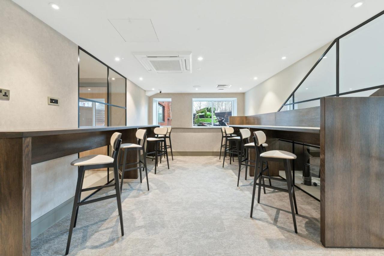 Luxury Apartment - West Wimbledon with Cinema & Game Room, Gym, Parking - B&B