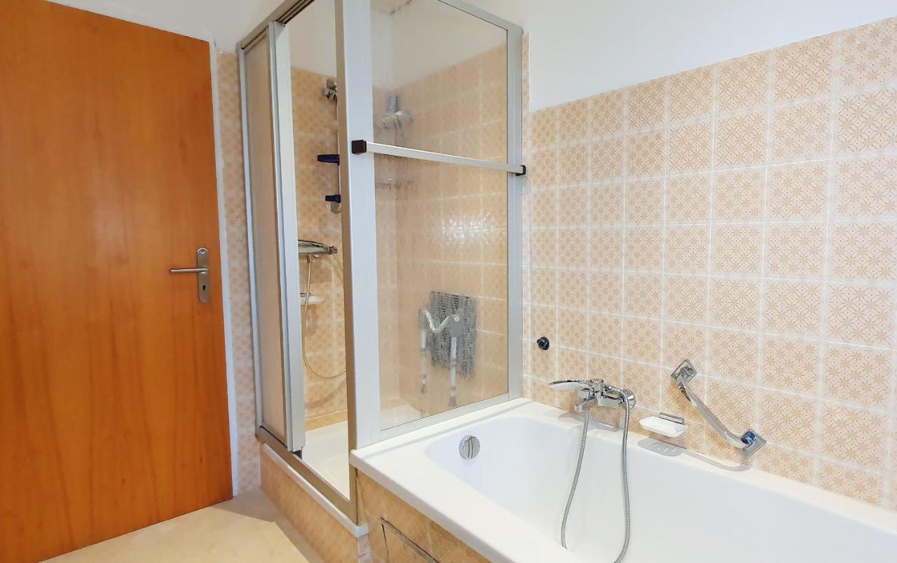 Deluxe One-Bedroom Apartment