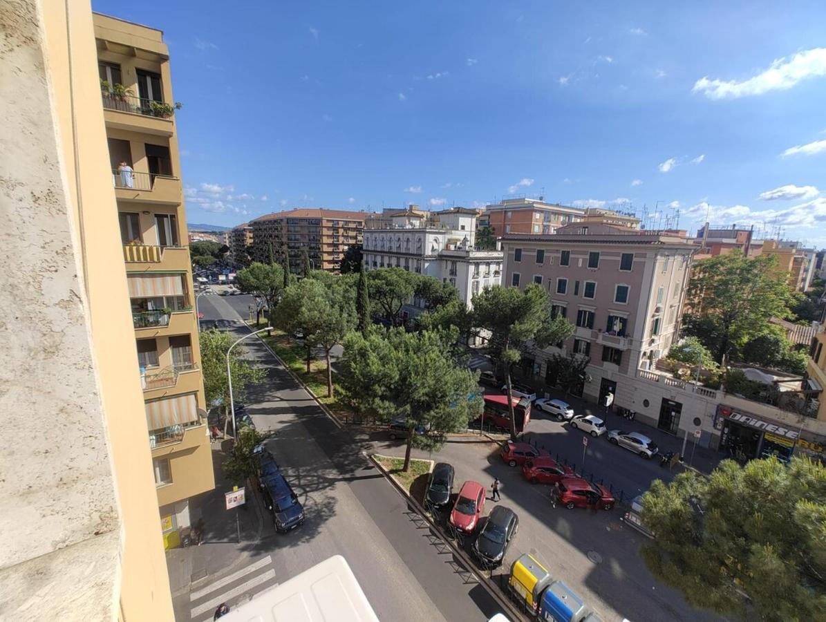 Casa Vacanze Bianca - Metro A - Furio Camillo - B&B Roma