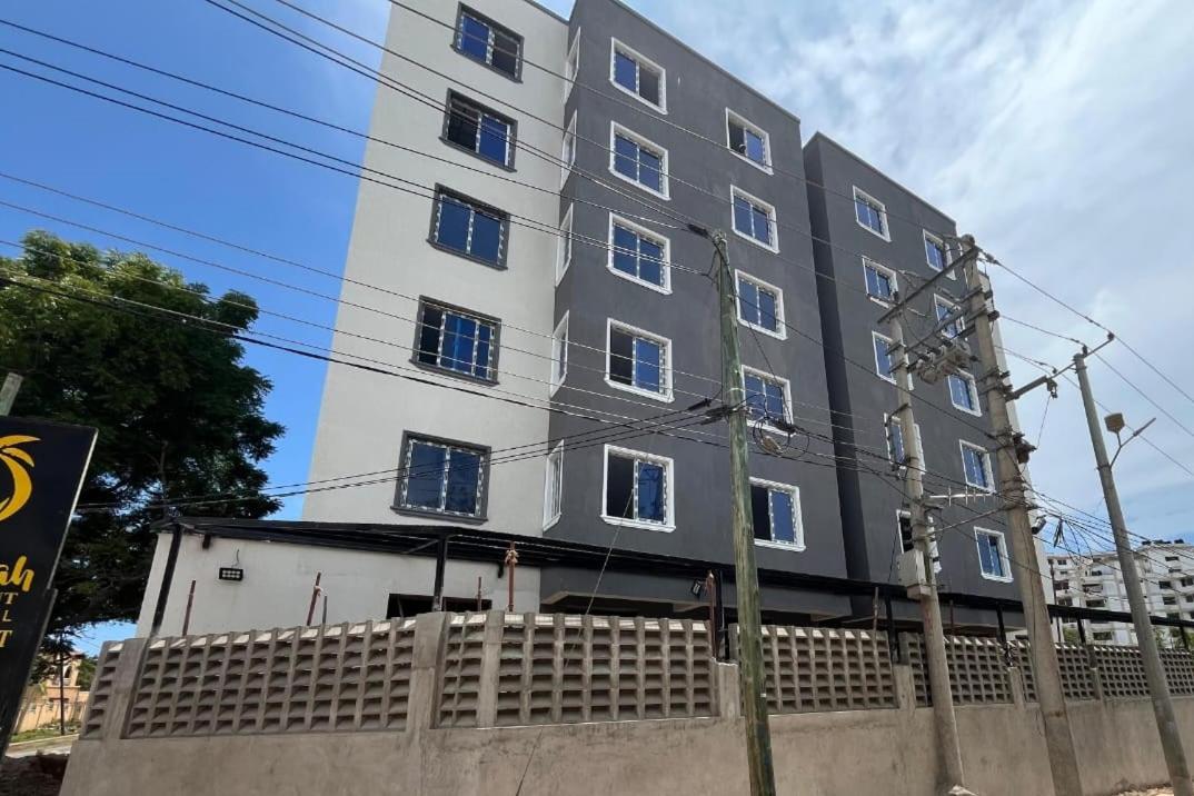 Modern Cozy 2 BR Apartment at The Vale Residence with Pool, Balcony, 5 Minutes walk to the Beach! - B&B
