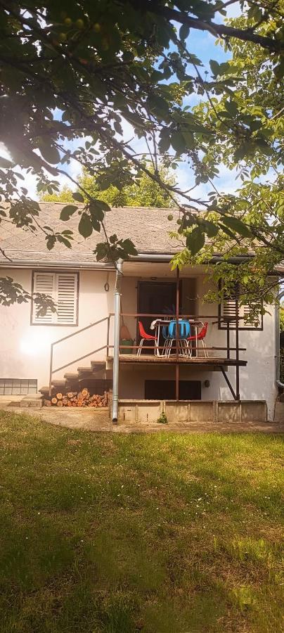 The Hidden Gem, 1 bedroom, 1 living room, 4 beds, Sleeps 5 - B&B
