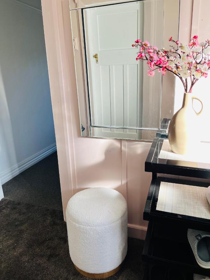 Pretty Villa Close to St Clair Beach private parking - B&B
