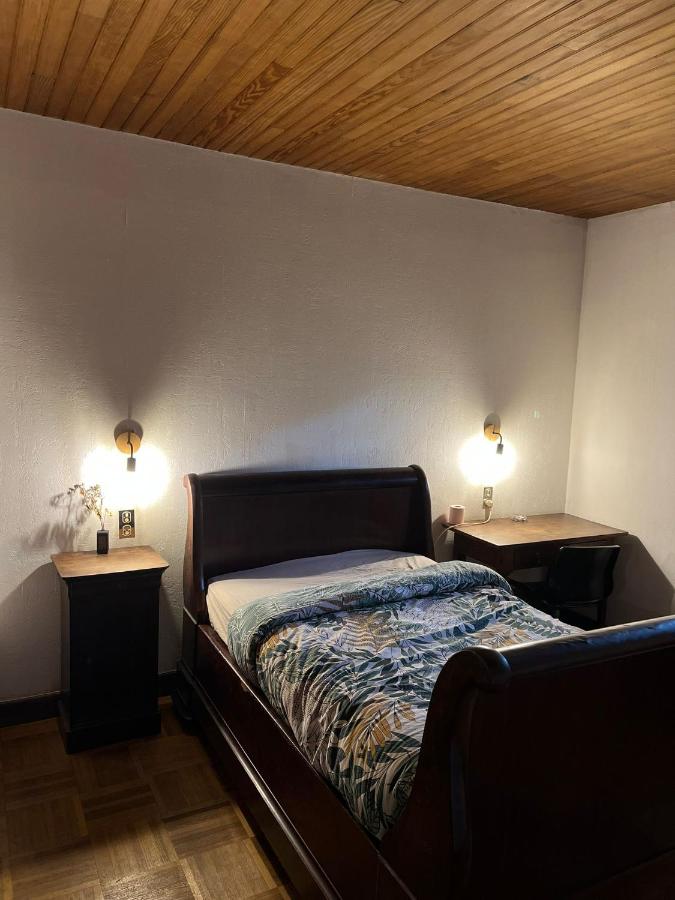 Chambre en bois dans une ancienne bâtisse