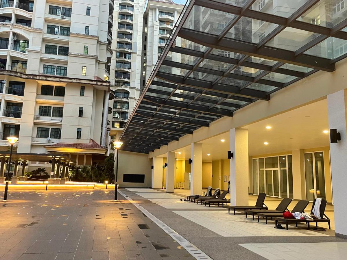 Kuching City Center Riverine Apartment with Balcony and City View - Chambres d’hôtes