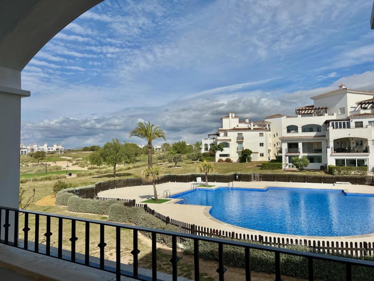 Charming apartment with a pool and golf view - B&B Sucina