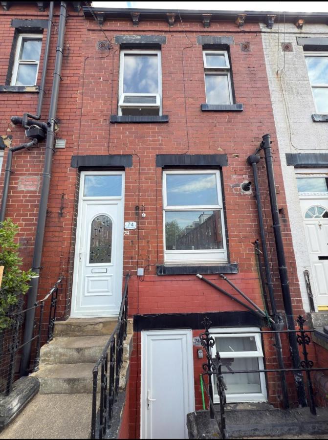Leeds Serviced Accommodation - Apartments - 3 Bed House-Close To Centre -M621 & M1 - Contractors - Business Travellers - Families - B&B Beeston