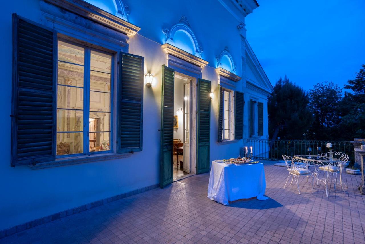 B&B in an 1800s Frescoed Villa with Panoramic Solarium and Historic Park - Villa Mastrangelo - B&B Colli del Tronto