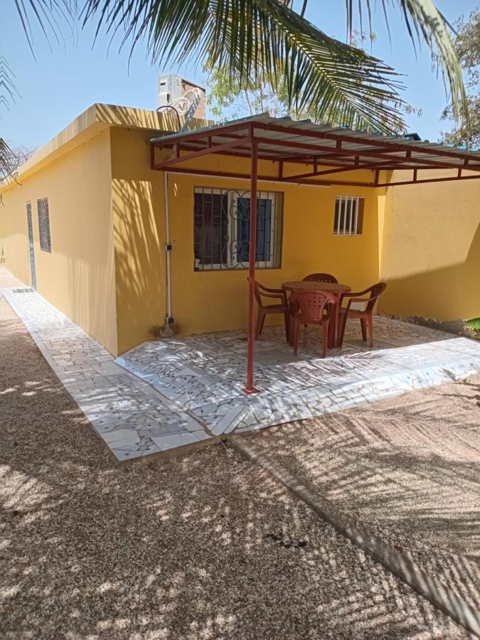 Small air-conditioned apartment with private pool - Bed and Breakfast Warang