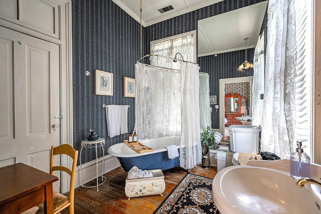 Master King Room Victorian with Private Bathroom in a Historic house - Ferienwohnung Savannah