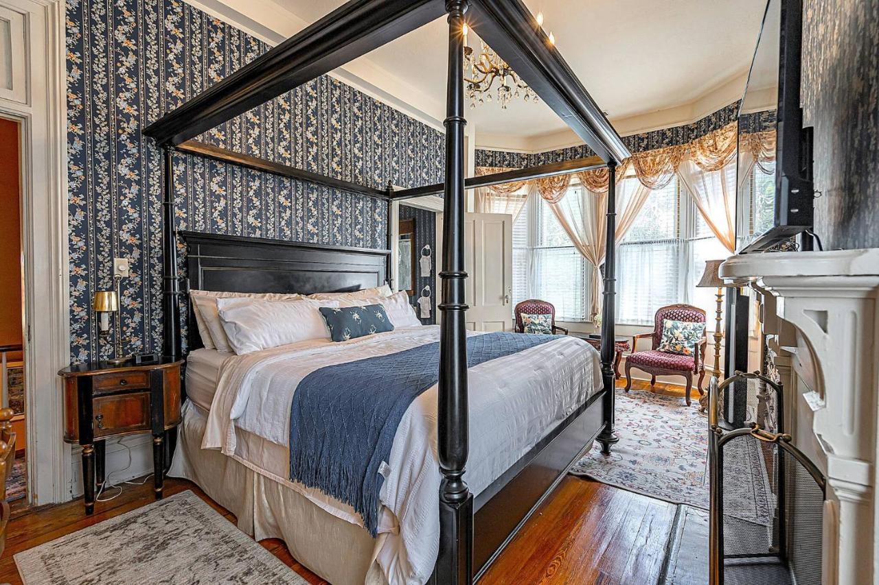 Free Parking & Private Bath Mandeville King Suite in a Charming 1888 Victorian House - B&B Savannah