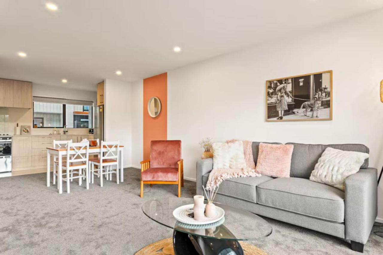 Well-styled Vibrant 2 Bed Home - Bed and Breakfast Auckland