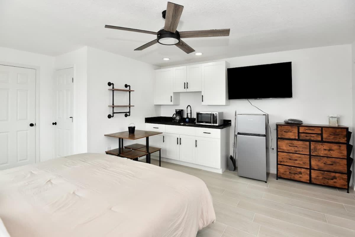 Breathtaking King Suite #9 Steps to Daytona Beach - B&B Daytona Beach