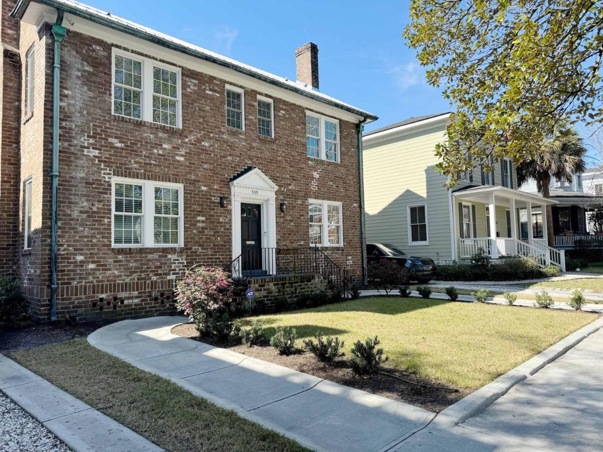 Spacious 3-Floor Downtown Retreat - Prime Location - B&B Savannah