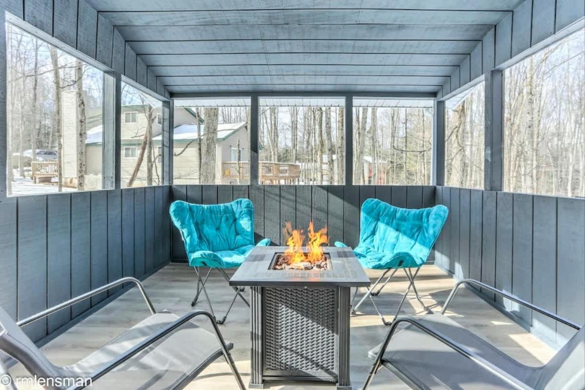 The Hut House 3BR 3BA Game Room Massage Chair - B&B Lake Ariel