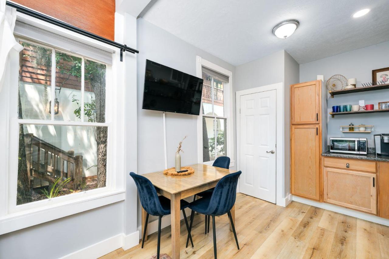 Courtyard Flat - City Center Walk to Everything - B&B San Agustín