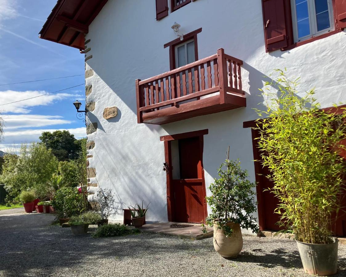 Ancienne maison basque au calme au pied de la Rhune - Chambres d’hôtes Sare