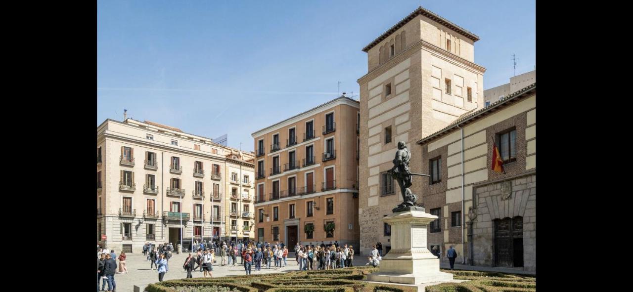Apartment in monumental square Madrid Center - Bed and Breakfast