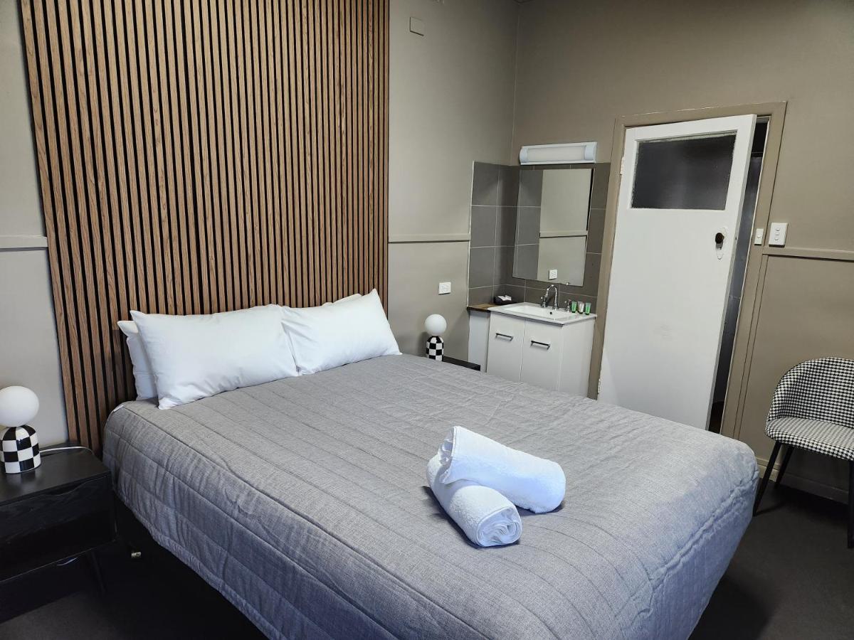 Queen room with 1 queen bed