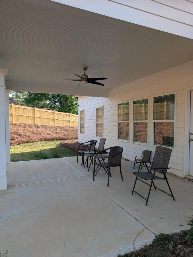 Modern 4BR 3BA Family Retreat Douglasville - B&B Douglasville