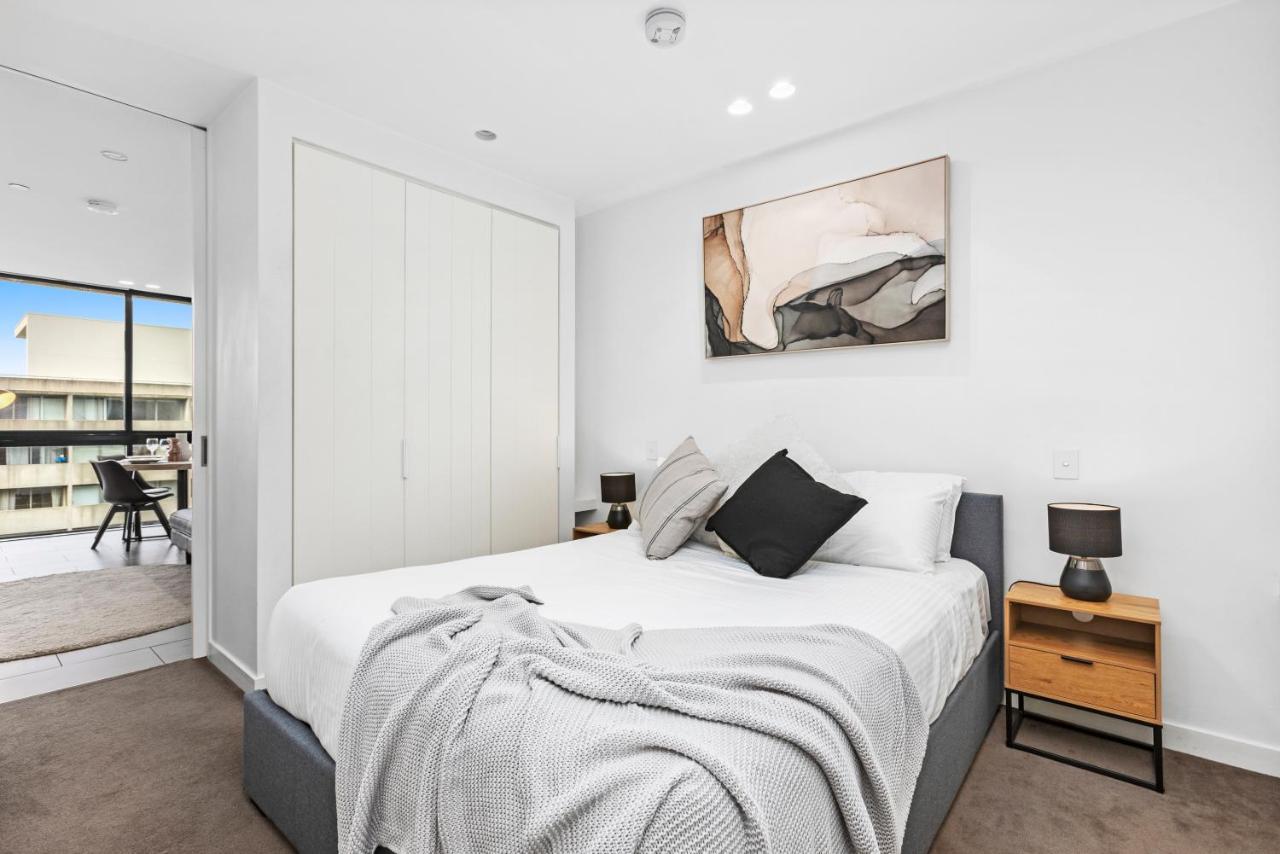 1 Bedroom 1 Bathroom Apartment on level 21 with Parking