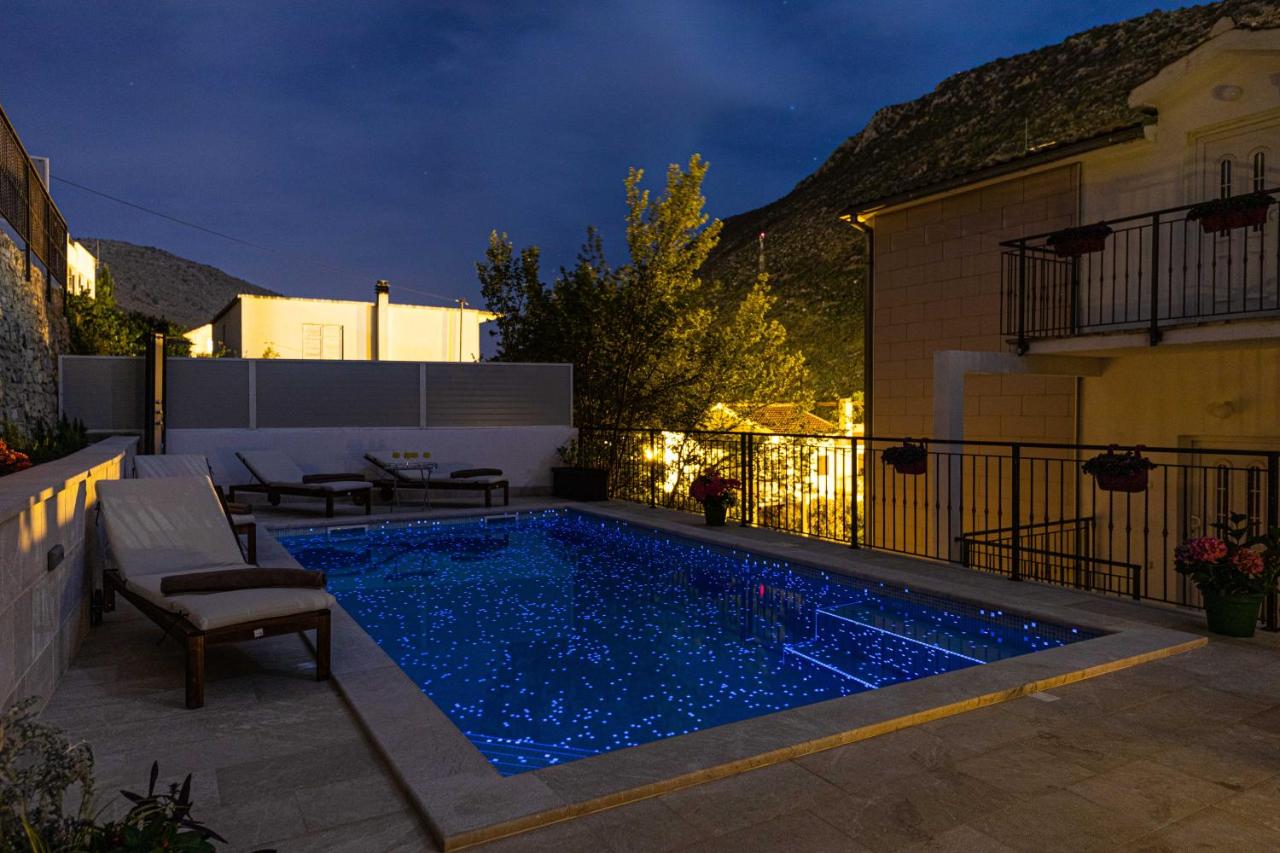Family Holiday House with Private Swim Spa Heated Pool - B&B Žrnovnica