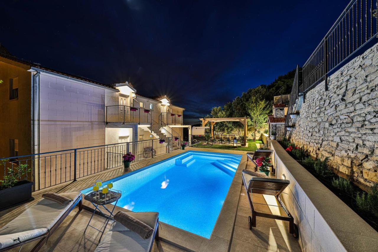 Family Holiday House with Private Swim Spa Heated Pool - B&B Žrnovnica