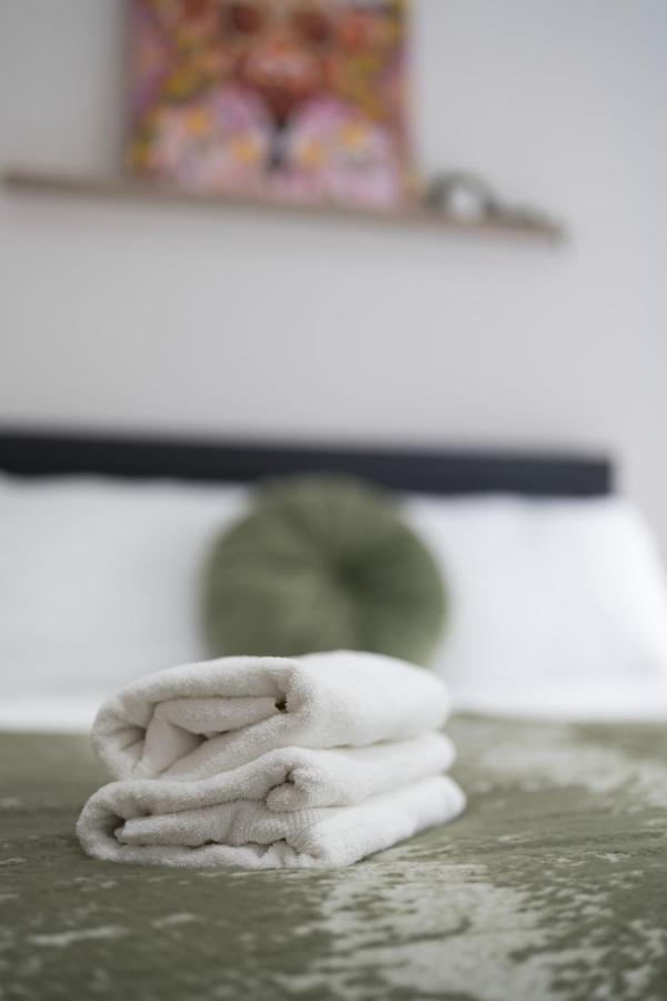 Stylish Modern Apartment by Aldgate East Station 2 - B&B Londra