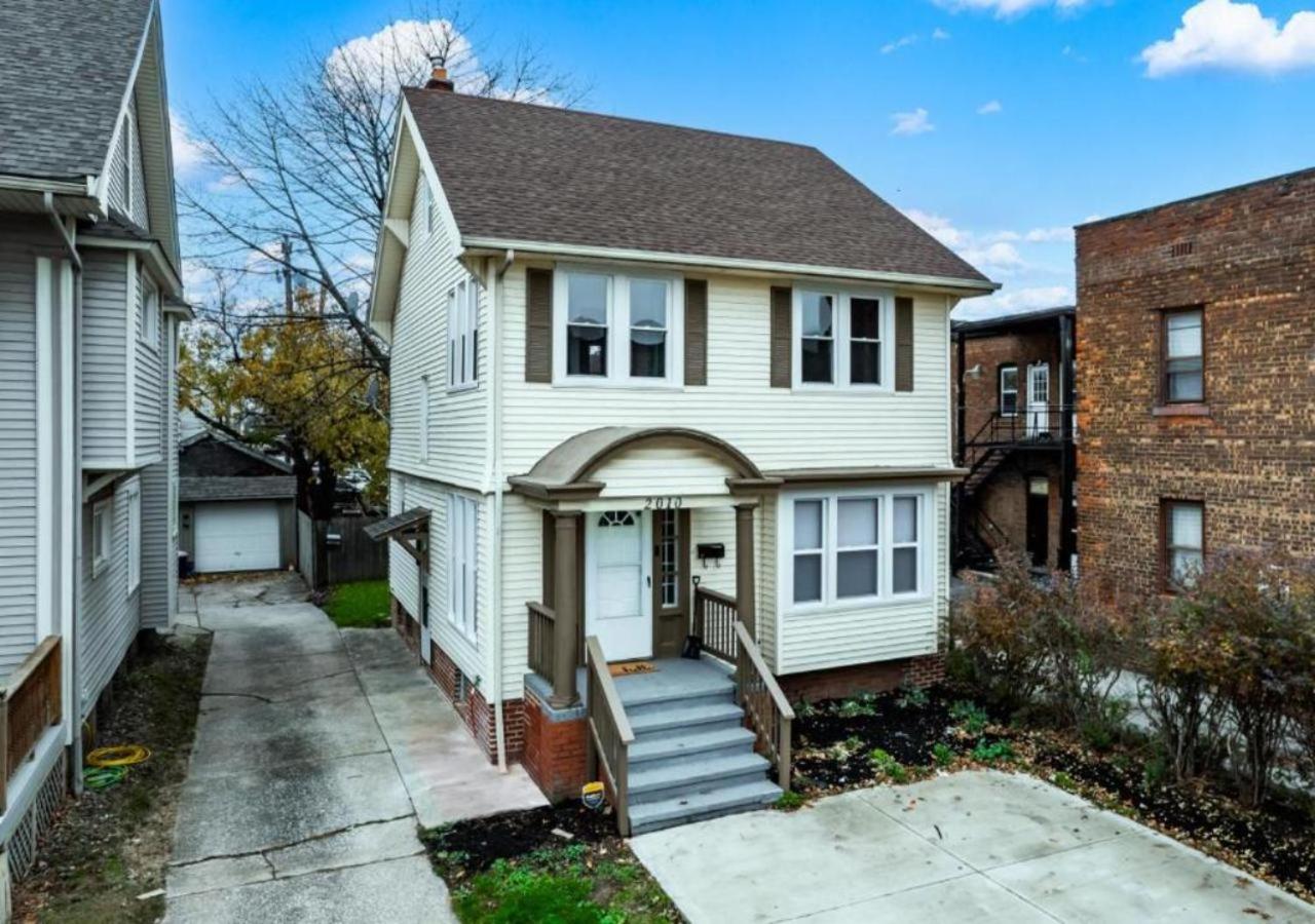 4 Bed 2 Bath Walk to Lakewood Restaurants and Shops - Bed and Breakfast Lakewood