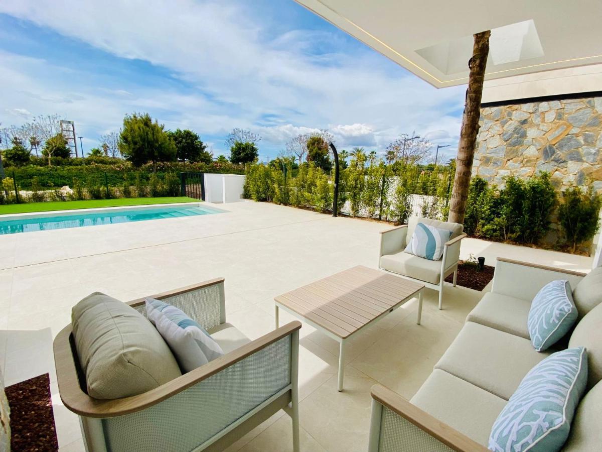 LUXURY VILLA ROMERO WITH PRIVATE HEATED POOL at SANTA ROSALIA RESORT by PREMIUM SPAIN PROPERTIES - Chambres d'hôtes Torre-Pacheco