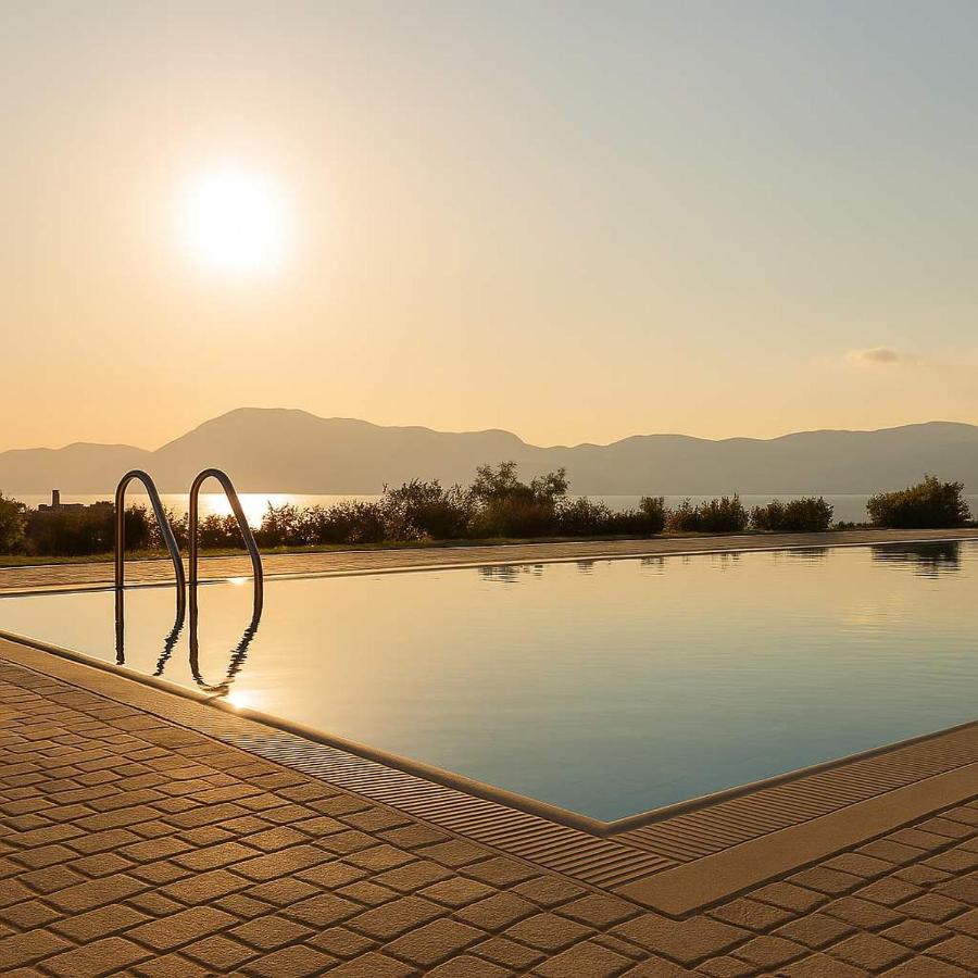 Oka Aqua Paradise - Panoramic Seaview with Pool - Chambres d’hôtes Drépano