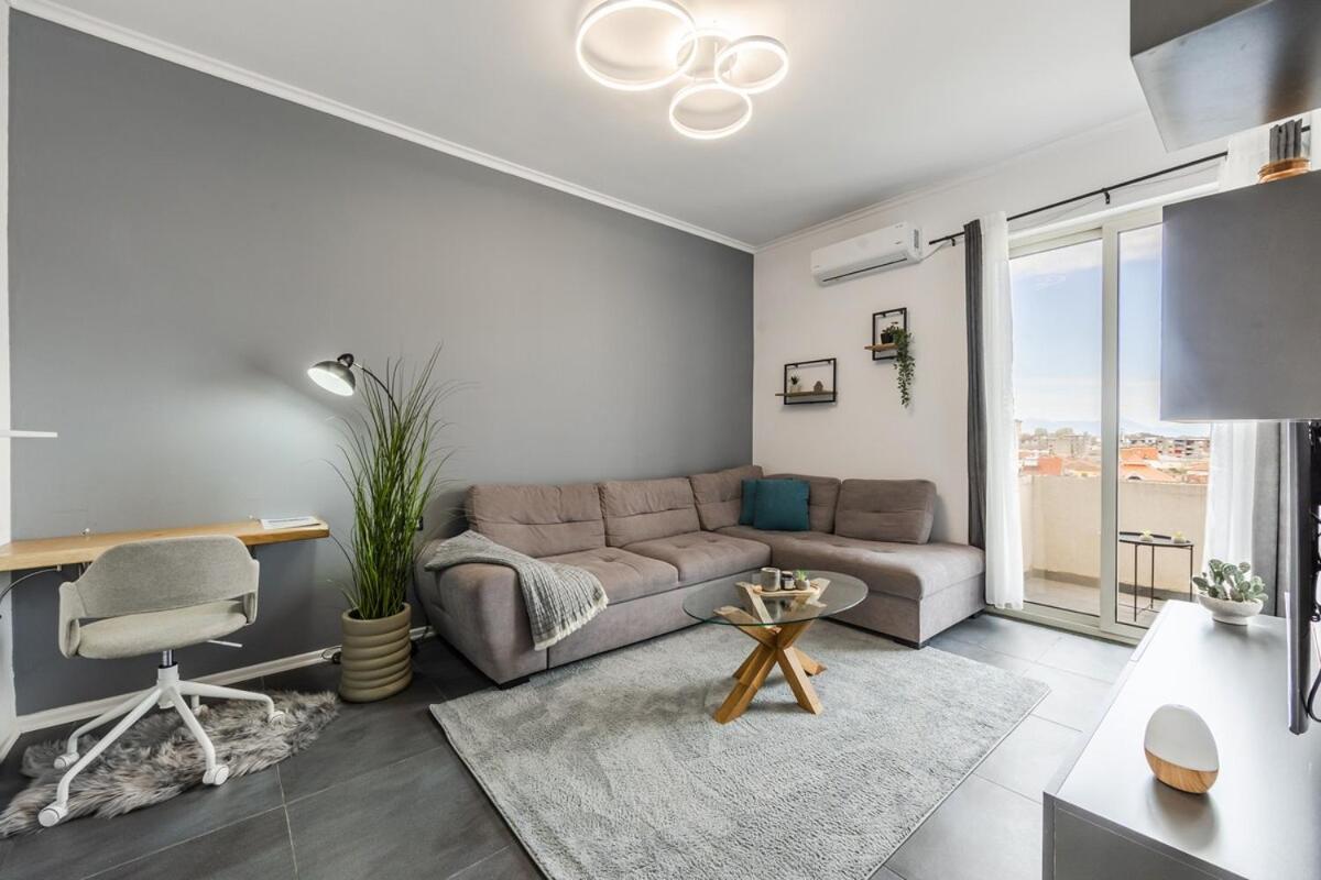 Modern Apartment with Scenic Views & Earthy Vibes - Ferienwohnung Shkodra