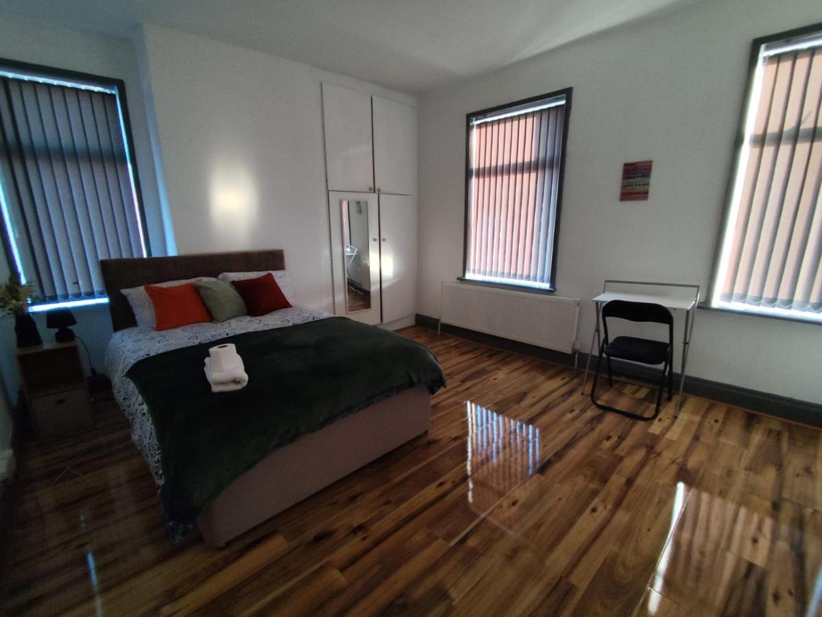 Double-Bedroom in the Heart of Harpurhey Manchester A4 Perfect for Short Stays