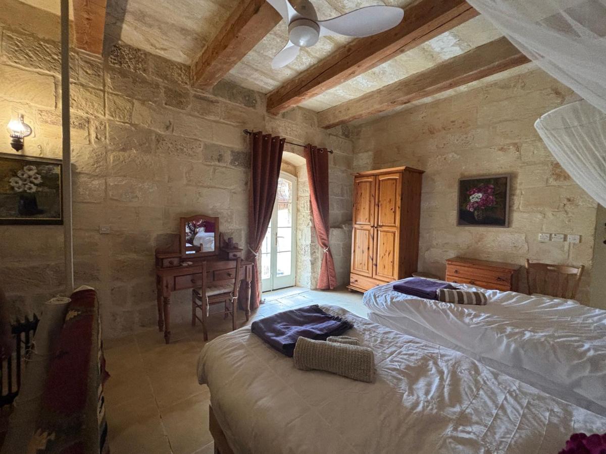House of Character - Room with a Pool view - Bed and Breakfast Għarb