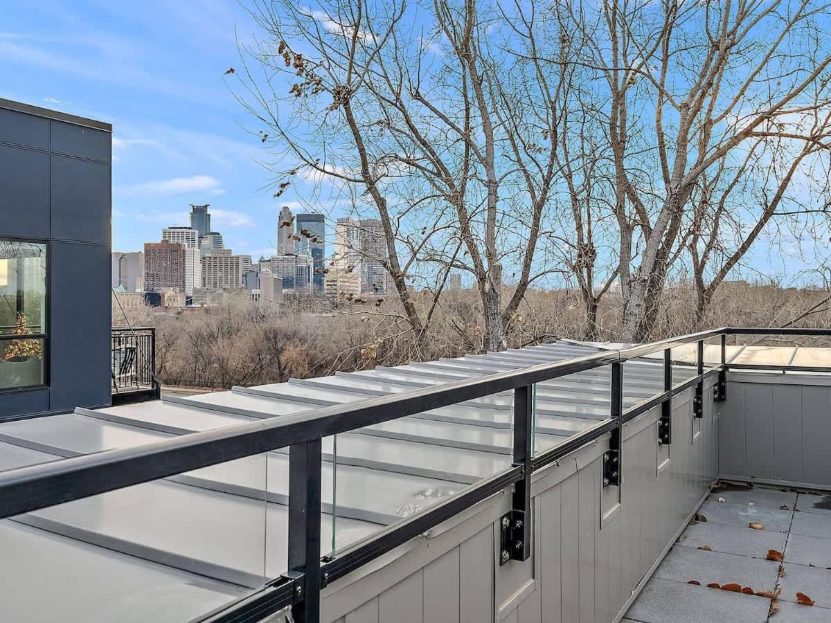 DT UMN 1 BD Gym Free Street Parking Rooftop - B&B Minneapolis