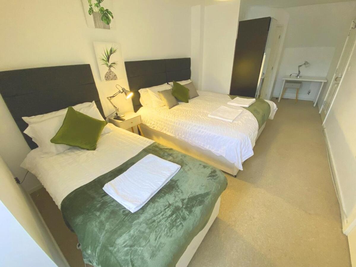 Family-Friendly Cosy Bedrooms in Walsall -Modern 3 Bathrooms-Sleeps 9 - B&B Walsall