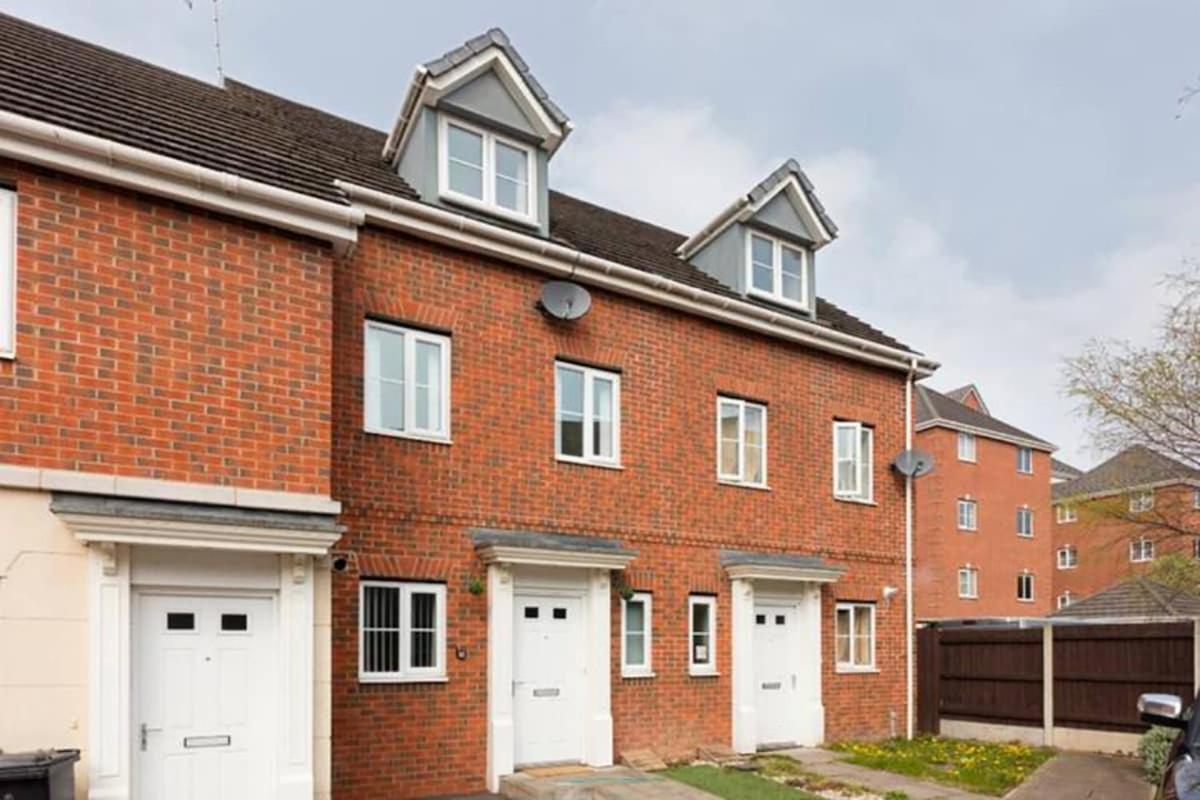 Charming 4-Bedrooms retreat in Walsall -Luxury 3 Bathrooms-Sleeps 9 - B&B Walsall